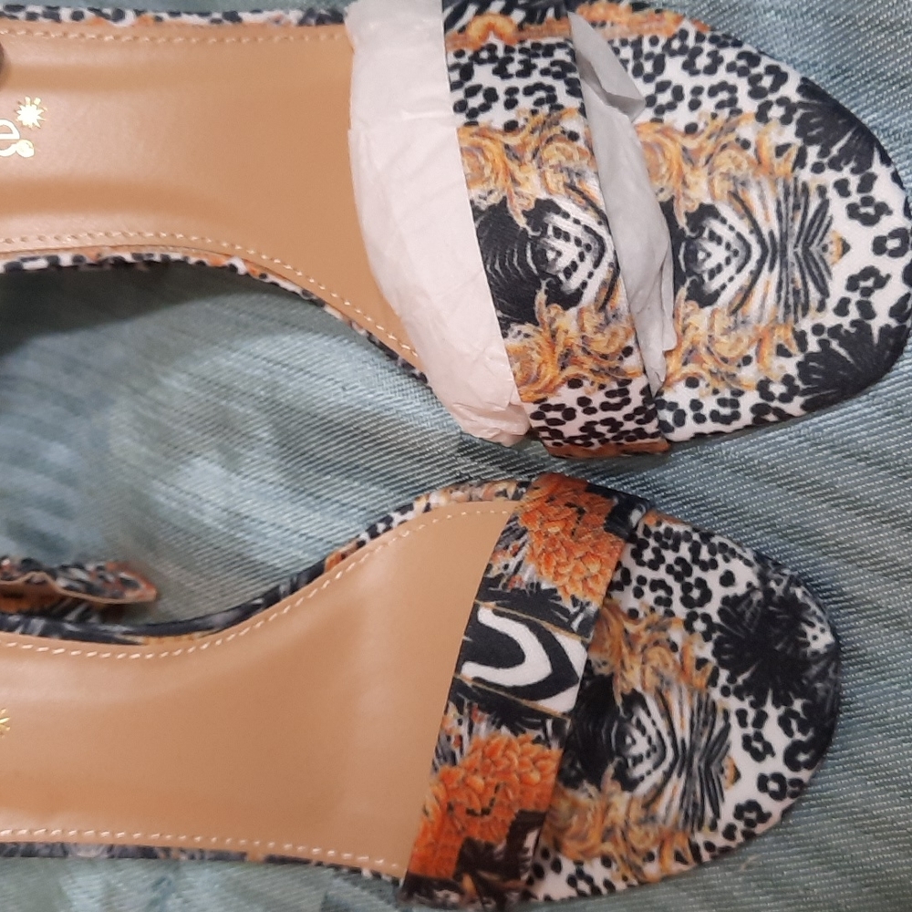 Heels with beautiful print - Picture 2 of 5